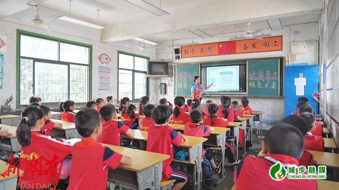 县禁毒办:展实物 讲案例 猜灯谜 禁毒知识进校园_邵阳头条网